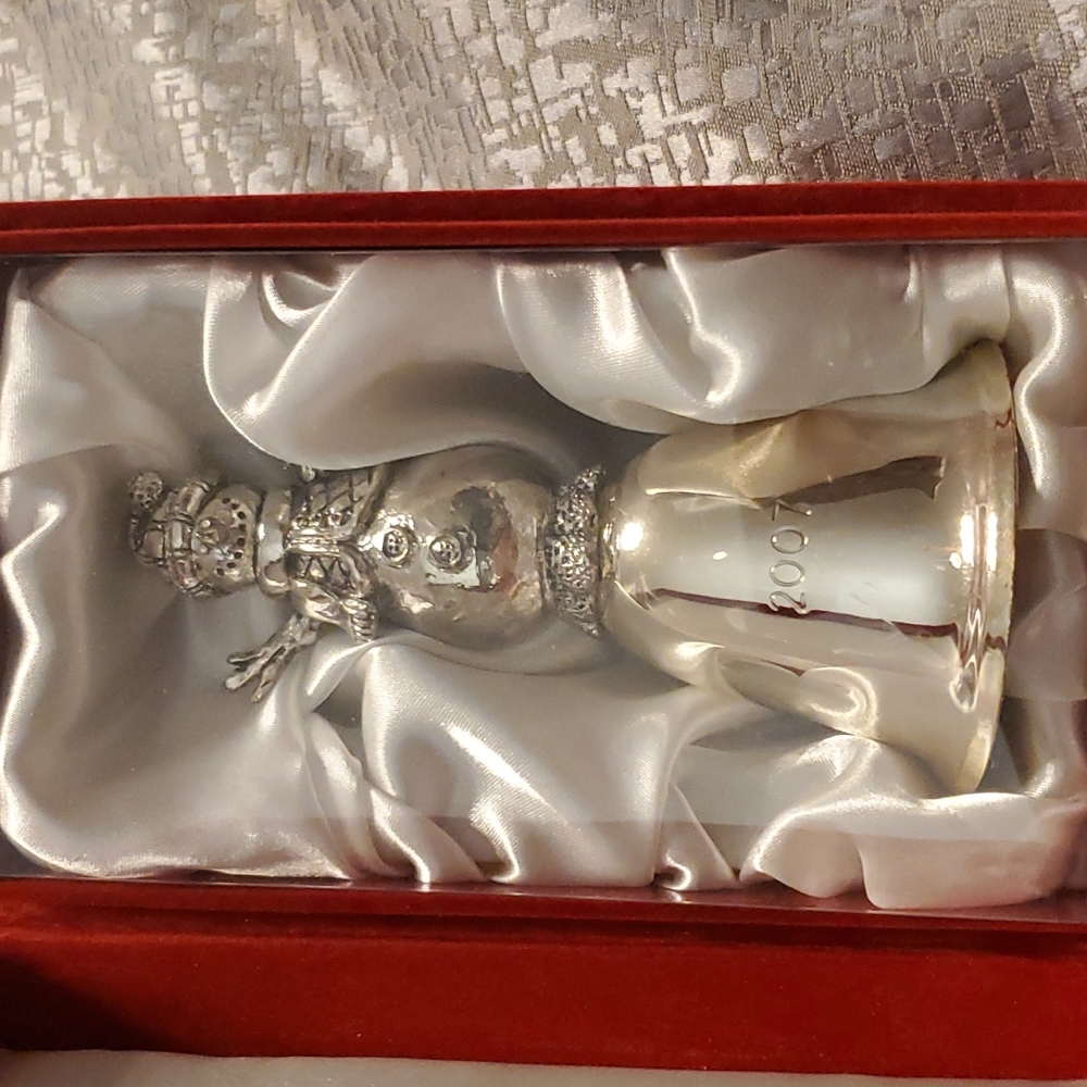 2007 ST. NICHOLAS SQUARE SILVER PLATED SNOWMAN 4 3/4" BELL IN RED VELVET BOX